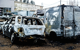 Osiem samochodów spłonęło na jednym z parkingów w Elblągu. Policja podejrzewa podpalenie